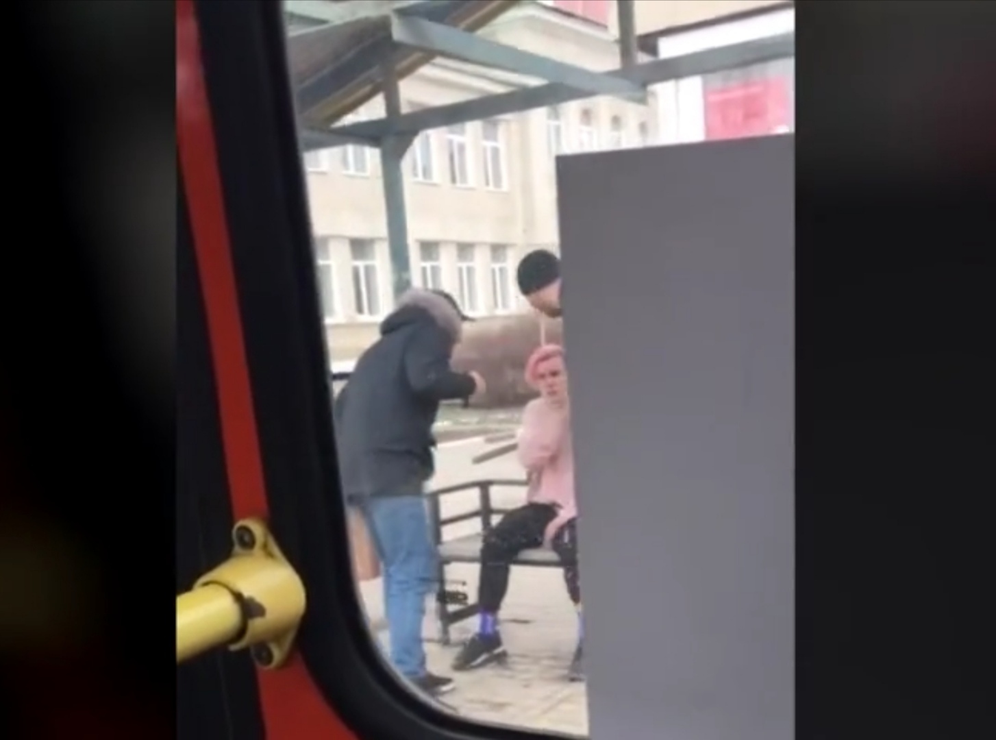 В Белгороде два гопника избили молодого человека за розовые волосы (ВИДЕО 18+)