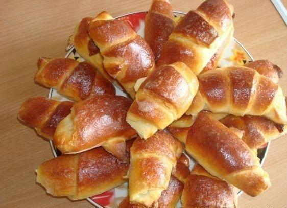 простой рецепт рогаликов Тесто получается сдобным и, что самое главное, не надо ждать пока оно подойдёт, сразу же после замеса можно начинать заниматься выпечкой!Очень легко и быстро!