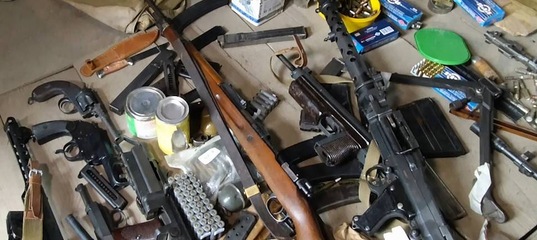 двл 10 тарков. оружейная мастерская пакистан. стоунер и калашников позируют с оружием друг друга, сша, 1990 год. оружейная мастерская пакистан. оружейный мастер 22.